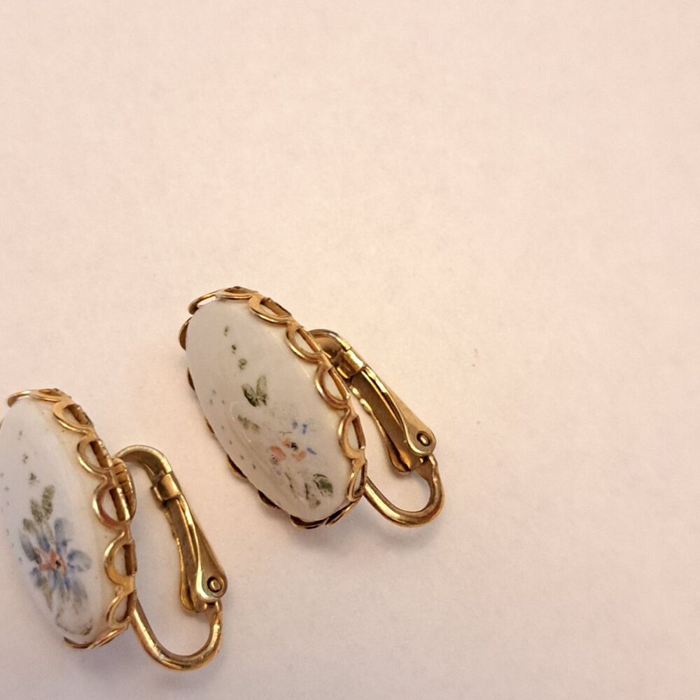 Vintage Clip On Earrings Golden Tone White Ceramic Plate with Floral Pattern - Picture 4 of 5